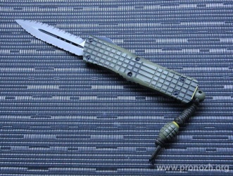      Microtech Combat Troodon D/E, Frag Off Series, Full Serrated. Grenade Green Handle